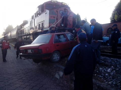 Se salvan de milagro dos personas luego de ser arrastrados por tren en Santa Cruz Tlaxcala imagen 3