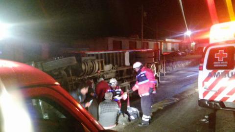 Camión de carga se voltea en la carretera Apizaco-Huamantla imagen 1