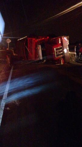Camión de carga se voltea en la carretera Apizaco-Huamantla imagen 2