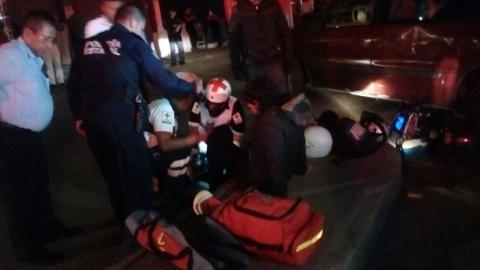 Motociclista se impacta contra una camioneta en la capital imagen 1