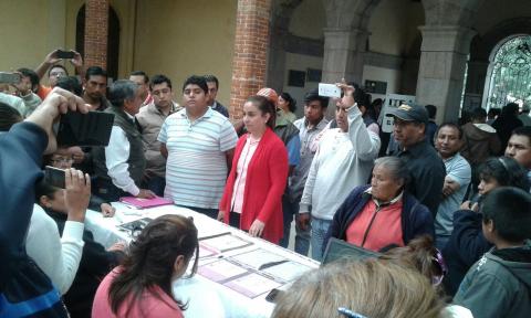 Pistola en mano, la diputada federal Rosalinda Muñoz amaga a votantes