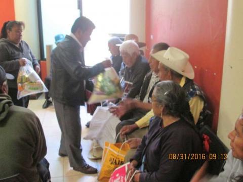 Entrega Nóhpal García apoyos a adultos mayores imagen 2