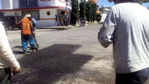 No bajar la guardia en el combate contra baches pide Vázquez imagen 2