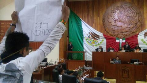 Huelguista irrumpe sesión, exige al Congreso solución en caso CEDH imagen 3