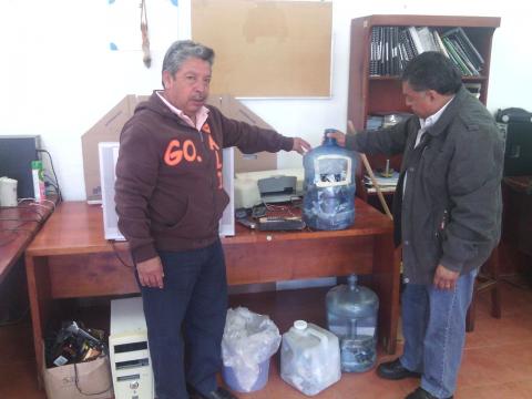 Entrega Ecología Chiautempan, pilas y aparatos electrónicos a CGE