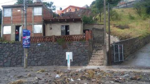 Se desgaja cerro en la Garita afecta a tres viviendas imagen 2