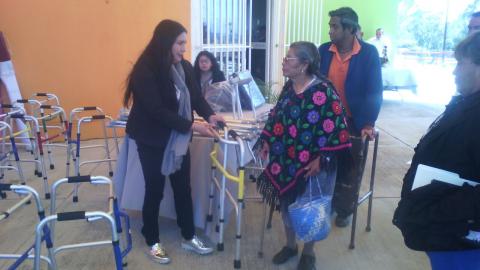 El SMDIF de Huactzinco cumple y entrega aparatos funcionales imagen 1