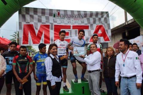 La VIII Carrera Ciclista recibió a más de 100 pedalistas de toda la república: alcalde imagen 1