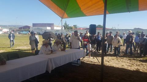 Entrega CNC fertilizante gratis a campesinos de El Carmen Tequexquitla