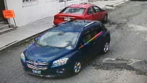 Descubren a sujeto abordo de camioneta robando una llanta imagen 2