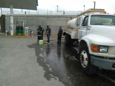 500 litros de gasolina se derraman por fuga en gasolinera de Xocoyucan imagen 2