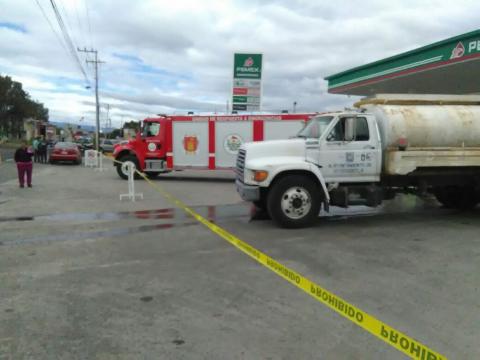 500 litros de gasolina se derraman por fuga en gasolinera de Xocoyucan imagen 1