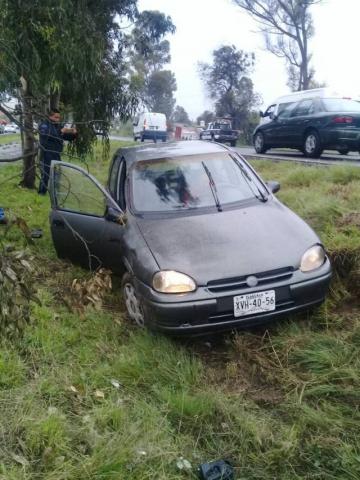 Se voltea automóvil sobre la carretera Tlaxcala- Apizaco imagen 3