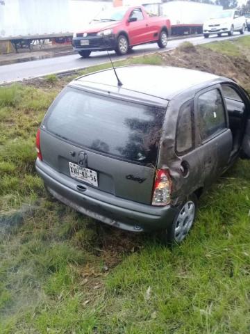Se voltea automóvil sobre la carretera Tlaxcala- Apizaco imagen 2
