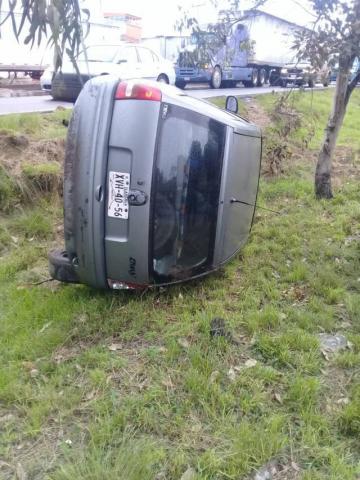 Se voltea automóvil sobre la carretera Tlaxcala- Apizaco imagen 4