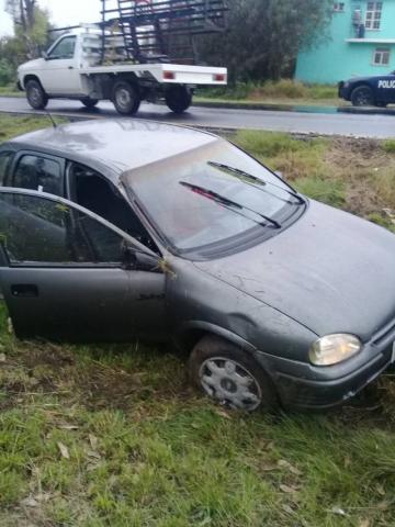 Se voltea automóvil sobre la carretera Tlaxcala- Apizaco imagen 1