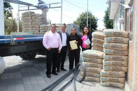 Alcalde mejora la calidad de vida de las familias entregando material para pisos y techos imagen 4