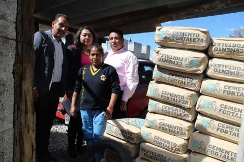 Alcalde mejora la calidad de vida de las familias entregando material para pisos y techos imagen 3