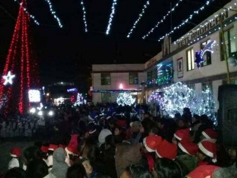 Mendieta Lira realizó el encendido del Árbol de Navidad imagen 2