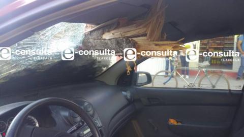 Menor de edad salva de milagro su vida en accidente en Teacalco imagen 1