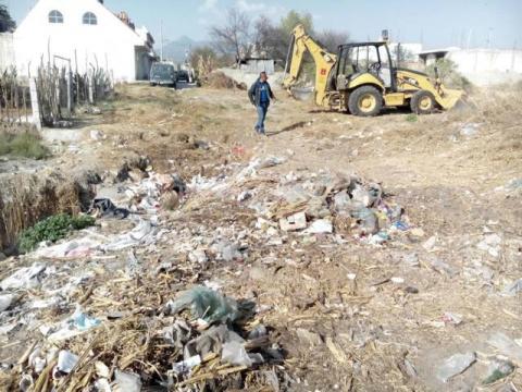 Inician saneamiento de barranca en la 3 Oriente de Ixtenco imagen 4