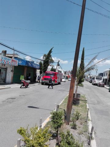 Ráfagas de viento dañan tubería de gas y postes en Apizaco imagen 2