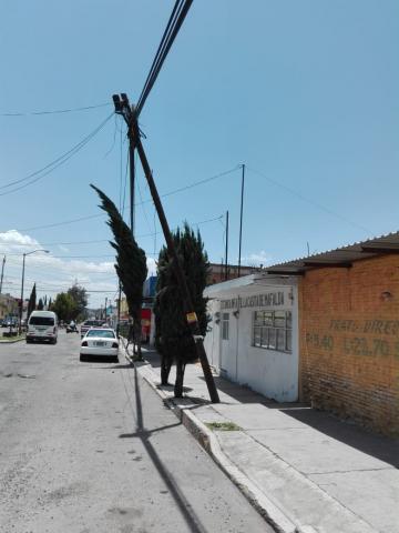 Ráfagas de viento dañan tubería de gas y postes en Apizaco imagen 3