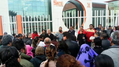 Protestan maestros por no pagarles el bono de fin de año