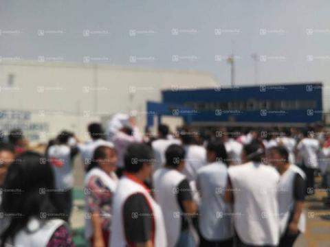 A patadas quieren echar a empleados de la Sebournet
