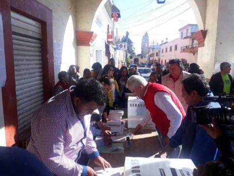 Noé Rodríguez vota en Calpulalpan imagen 12