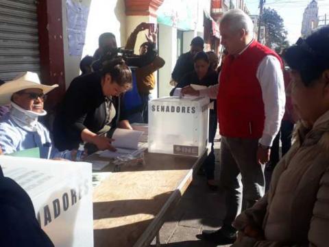 Noé Rodríguez vota en Calpulalpan imagen 1