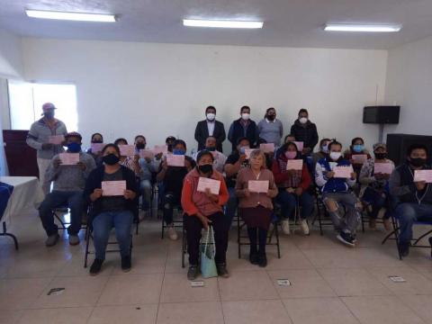 22 familias de Tepetitla recibieron vales para la construcción de techos y pisos