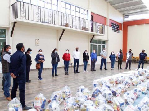 Jaime Pérez entrega más de mil 500 despensas en los siete barrios de Xiloxoxtla