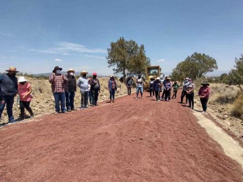 Ayuntamiento de Tecopilco rehabilita caminos en beneficio de la ciudadanía
