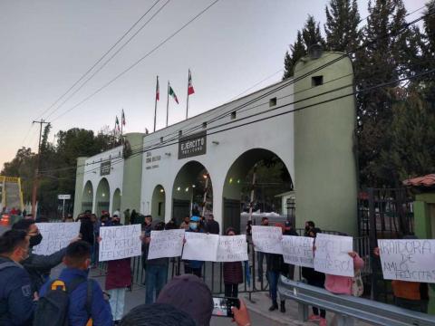 Ex presidente charro de Panotla lleva a sus cuates a manifestarse con AMLO imagen 1