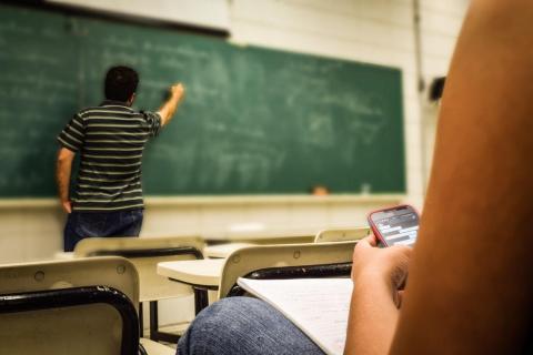 Maestro de secundaria le roban su auto mientras daba clases en Calpulalpan
