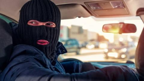 Delincuentes se roban camioneta del año del caldo en Españita