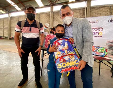 Entrega Luis Ángel mochilas a participantes del curso Mi verano en Xico
