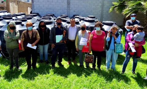 Más de 30 familias en Xicohtzinco recibieron tinacos a bajo costo imagen 1