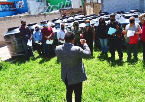 Más de 30 familias en Xicohtzinco recibieron tinacos a bajo costo imagen 3
