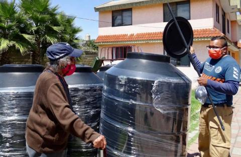 Más de 30 familias en Xicohtzinco recibieron tinacos a bajo costo imagen 4