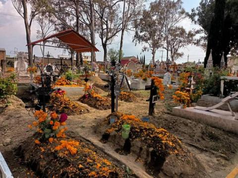 Gobierno de Apetatitlán enflora todas las tumbas del panteón municipal La Piedad