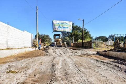 Con recursos propios gobierno de Apizaco realiza obra de pavimento en Texcalac imagen 2