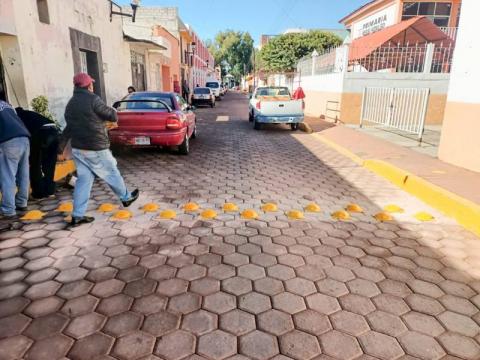 Colocan bollas reductoras de velocidad en principales calles de Apetatitlán imagen 3