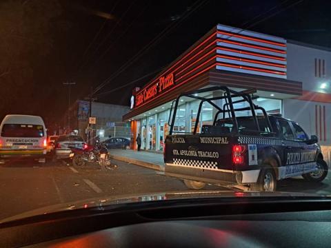 Utilizan patrullas de Santa Apolonia Teacalco para repartir pizzas