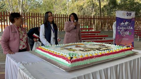 DIF estatal y la alcaldesa de Panotla encabezan la entrega de regalos a niñas y niños imagen 1
