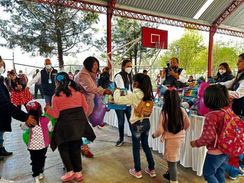 DIF estatal y la alcaldesa de Panotla encabezan la entrega de regalos a niñas y niños imagen 2
