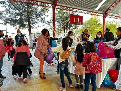 DIF estatal y la alcaldesa de Panotla encabezan la entrega de regalos a niñas y niños imagen 3