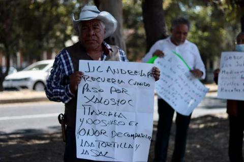 Pensionados y jubilados se manifiestan ante la visita de AMLO afuera del CCU imagen 1