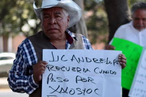 Pensionados y jubilados se manifiestan ante la visita de AMLO afuera del CCU imagen 2